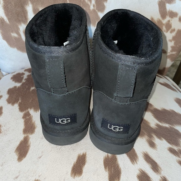 UGG CLASSIC MINI BOOT- LIKE NEW main image 12